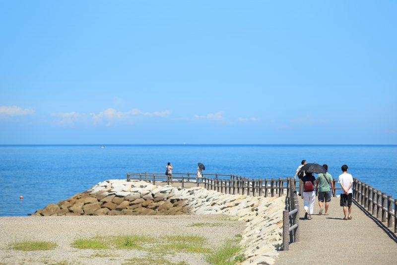 二見浦海水浴場の写真「堤防を歩く人」