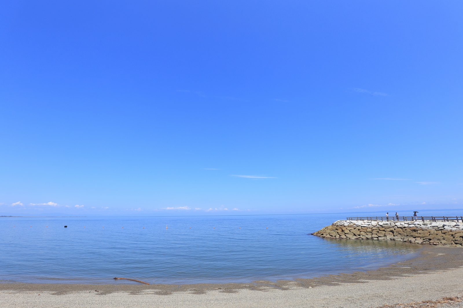 堤防と波打ち際