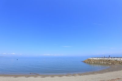 二見浦海水浴場の写真「堤防と波打ち際」