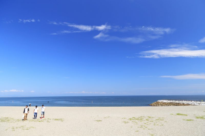 二見浦海水浴場の写真「白浜を散歩する若者」