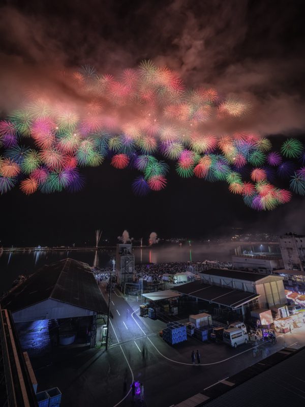 おわせ港まつりの写真「漁港から眺める彩色千輪菊【2024年版】」