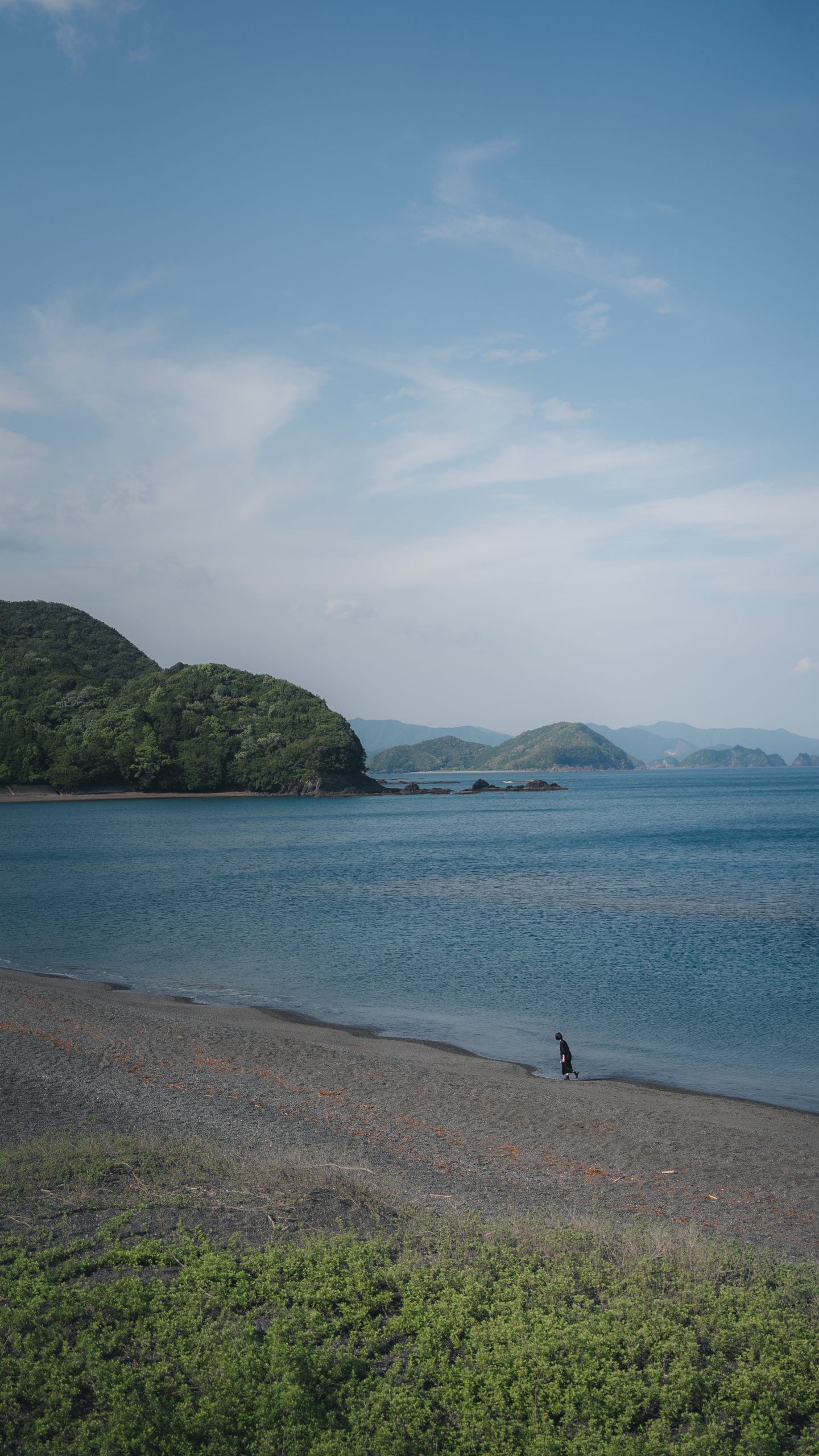 無料スマホ壁紙 堤防の下にある海岸。AndroidとiPhoneに対応した4K高画質の無料待ち受け画像。三重県紀北町の大白公園で撮影したフリー写真素材