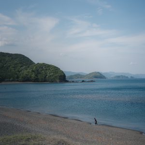 無料スマホ壁紙 堤防の下にある海岸。AndroidとiPhoneに対応した4K高画質の無料待ち受け画像。三重県紀北町の大白公園で撮影したフリー写真素材