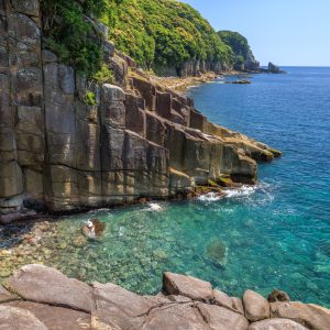 無料壁紙 柱状節理と熊野灘。PCとデスクトップ壁紙に最適な4K高画質の無料壁紙。三重県尾鷲市の盛松で撮影したフリー写真素材