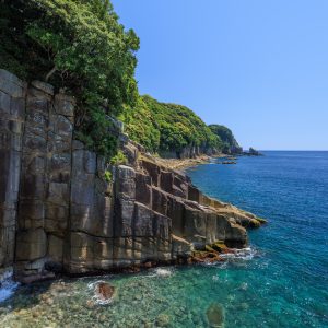 無料スマホ壁紙 柱状節理とエメラルドブルーの海。AndroidとiPhoneに対応した4K高画質の無料待ち受け画像。三重県尾鷲市の盛松で撮影したフリー写真素材