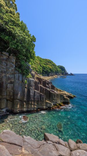 無料スマホ壁紙「柱状節理とエメラルドブルーの海」