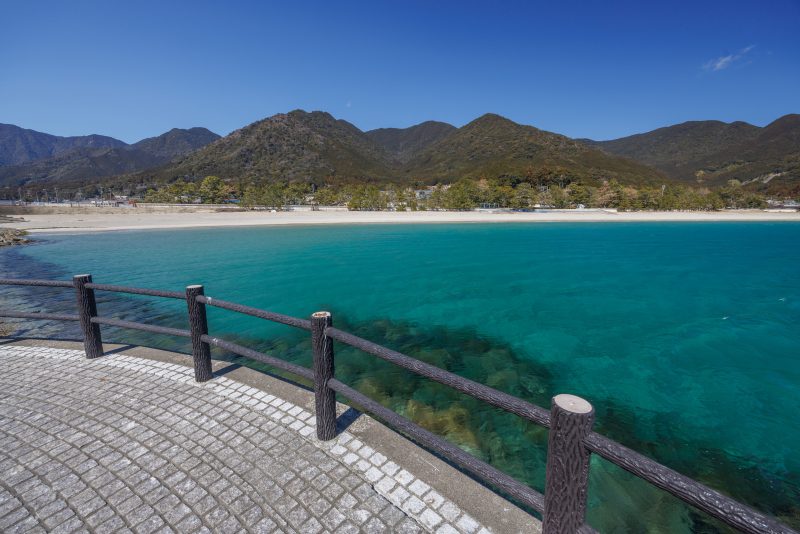 三木里ビーチの写真「遊歩道の手すりと澄んだ海」