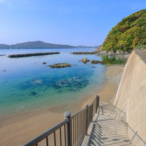 和具サンシャインビーチ近くの海岸へと降りれる階段