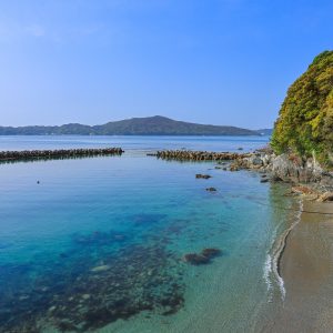 和具サンシャインビーチ近くの海を道路沿いから眺める