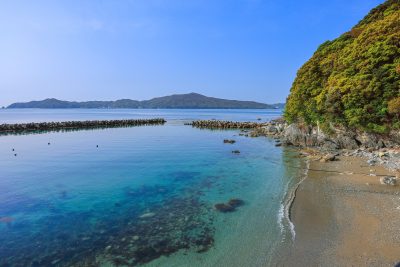 答志島の写真「和具サンシャインビーチ近くの海を道路沿いから眺める」