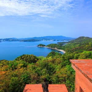 無料スマホ壁紙 天望山レイフィールドの展望デッキから鳥羽方面を眺める人。AndroidとiPhoneに対応した4K高画質の無料待ち受け画像。三重県鳥羽市の答志島で撮影したフリー写真素材