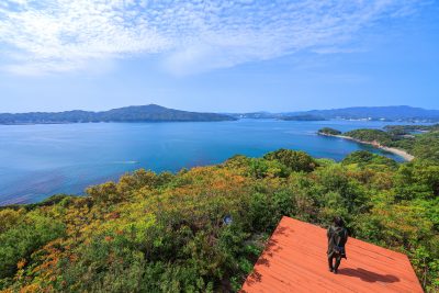 答志島の写真「天望山レイフィールドの展望デッキに立つ人と鳥羽湾」