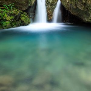 八重谷湧水の写真「新緑の八重滝」