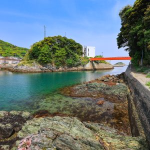 八幡神社近くの海