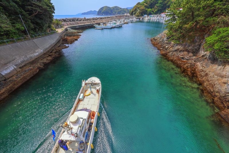 答志島の写真「八幡橋の下を通る漁船」