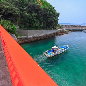 八幡橋付近を通る漁船