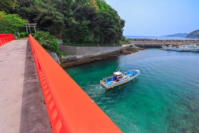 答志島の写真「八幡橋付近を通る漁船」