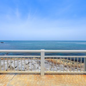 白浜海水浴場近くの遊歩道