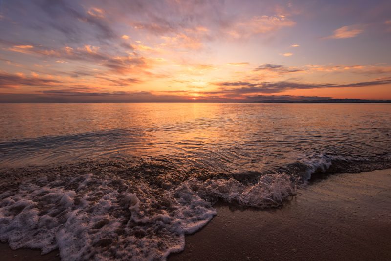 香良洲海岸の写真「迫りくる波」