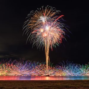 津花火大会の写真「水上孔雀の舞【2024年】」