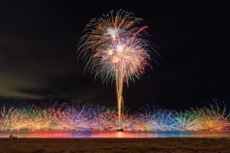 津花火大会の写真「水上孔雀の舞【2024年】」