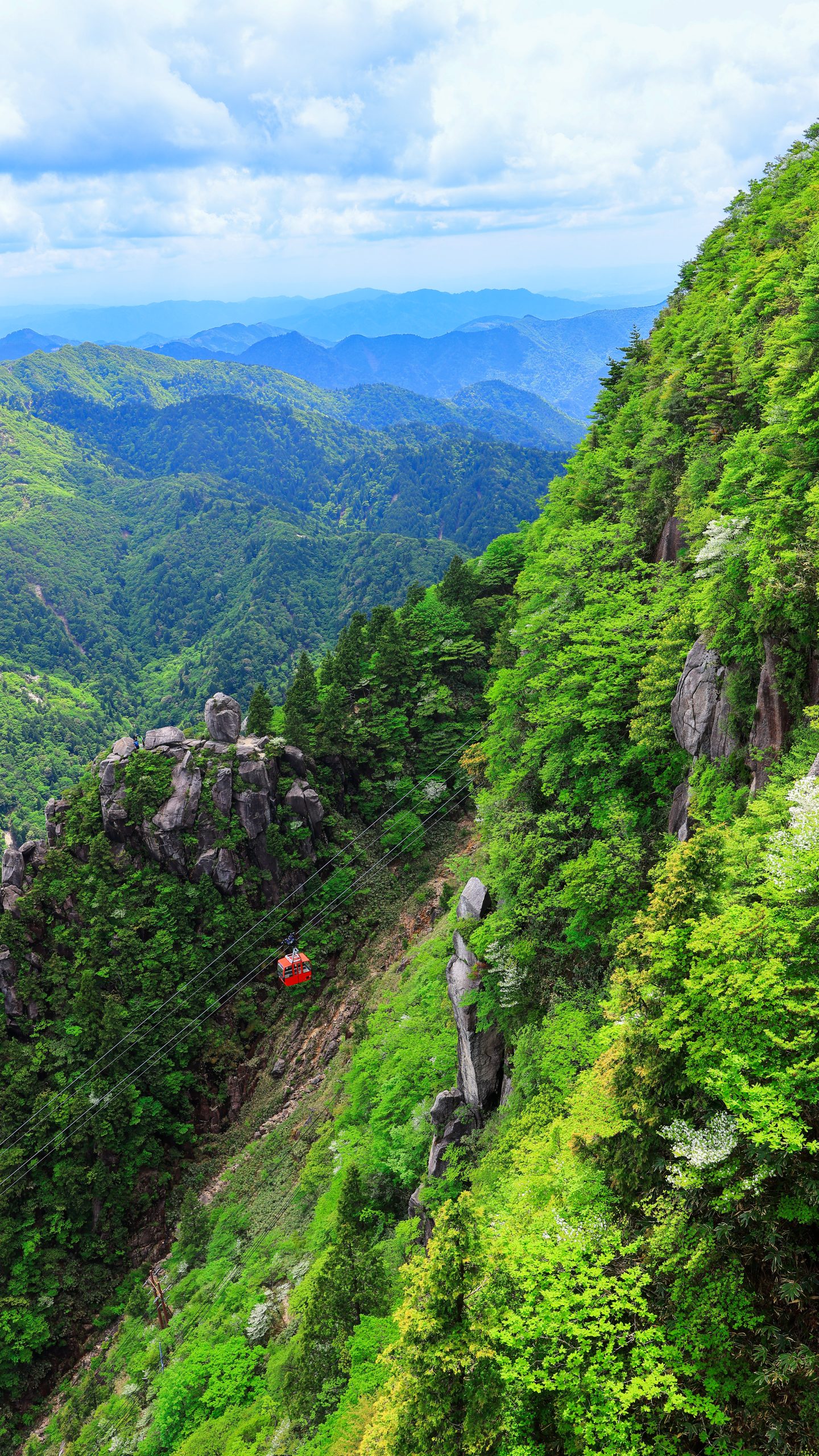 無料スマホ壁紙 富士見岩展望台から眺める新緑の絶景。AndroidとiPhoneに対応した4K高画質の無料待ち受け画像。三重県菰野町の御在所ロープウエイで撮影したフリー写真素材