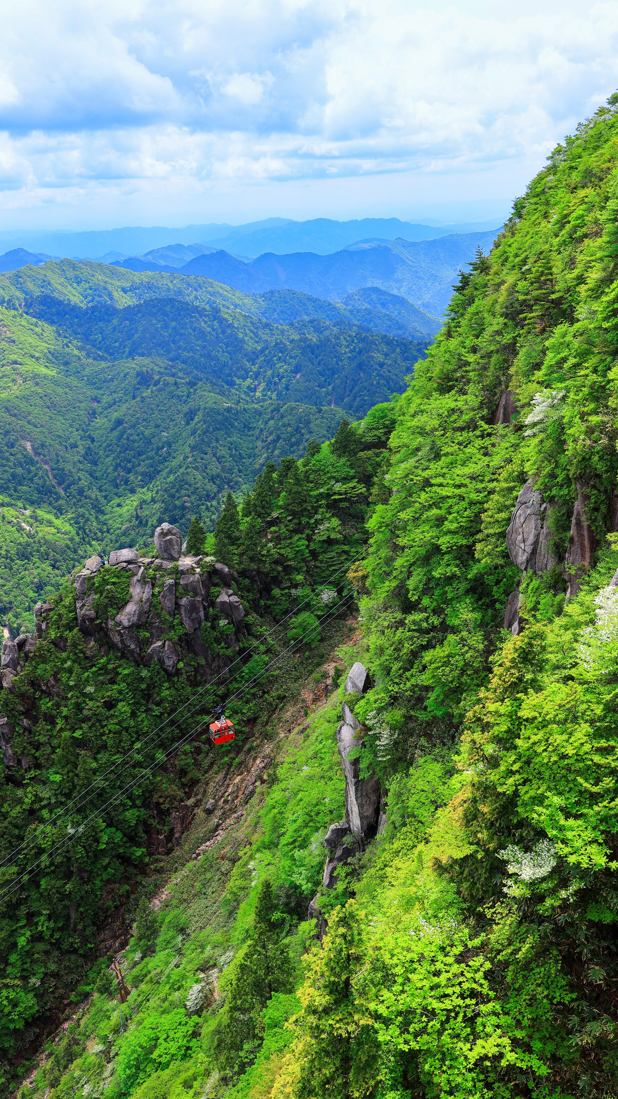 無料スマホ壁紙 富士見岩展望台から眺める新緑の絶景。AndroidとiPhoneに対応した4K高画質の無料待ち受け画像。三重県菰野町の御在所ロープウエイで撮影したフリー写真素材
