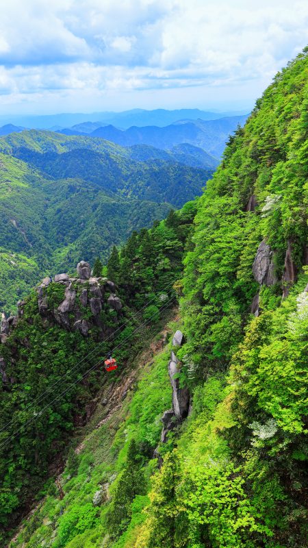 御在所ロープウエイの写真「富士見岩展望台から眺める新緑の絶景」