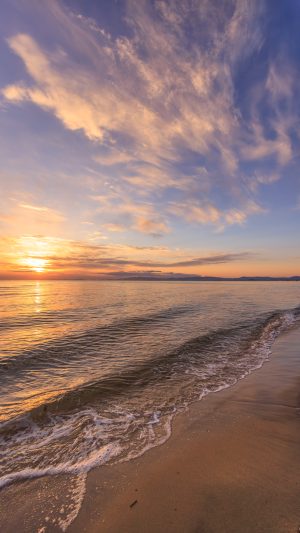 運気が上がる待ち受け 朝焼けの海岸。AndroidとiPhoneに対応した4K高画質の無料スマホ壁紙。三重県津市の香良洲海岸で撮影したフリー写真素材