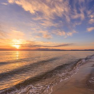 香良洲海岸の写真「朝焼けの海岸」