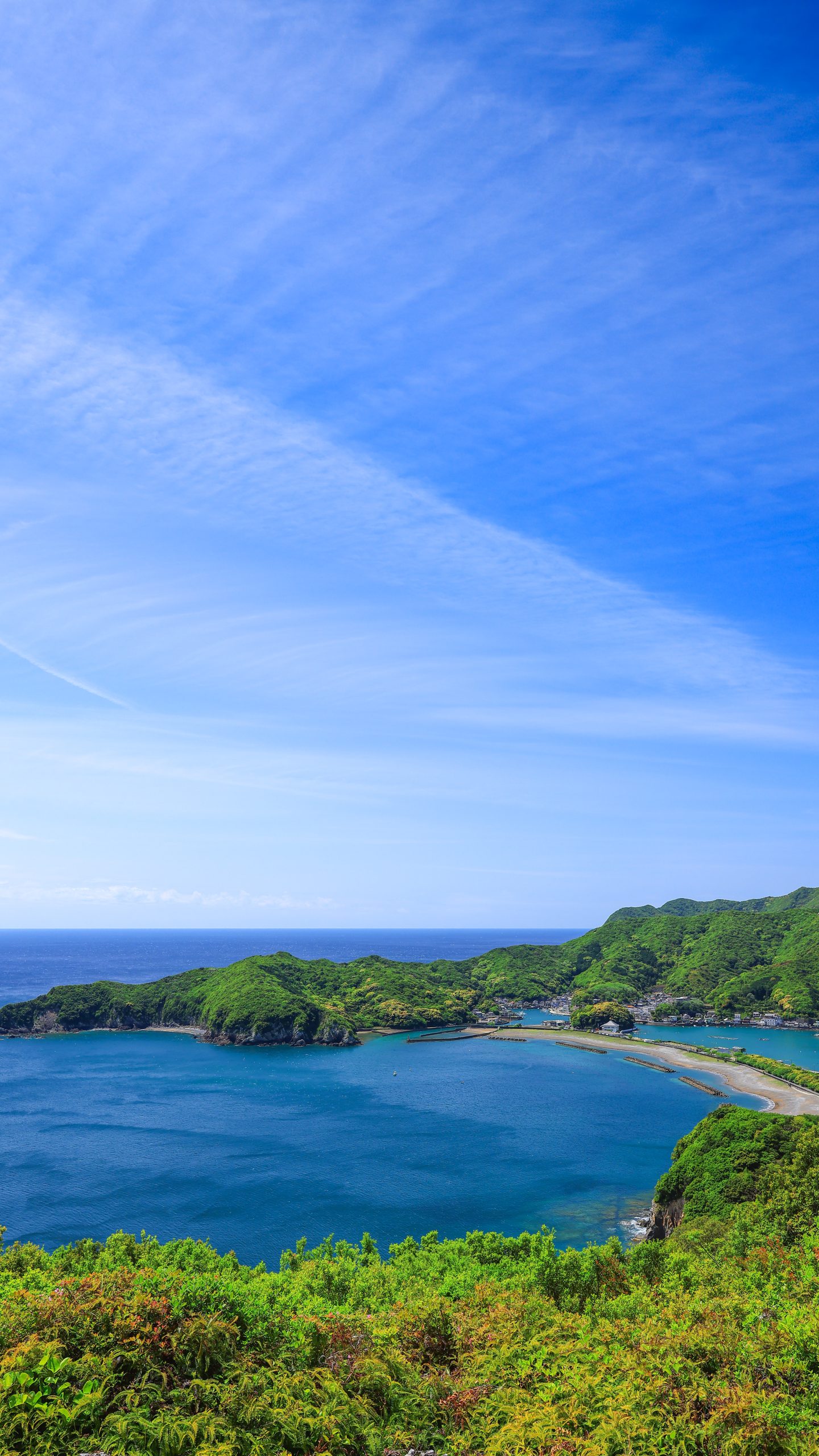 無料スマホ壁紙 新緑の相賀浦ニワ浜。AndroidとiPhoneに対応した4K高画質の無料待ち受け画像。三重県南伊勢町の南海展望台で撮影したフリー写真素材
