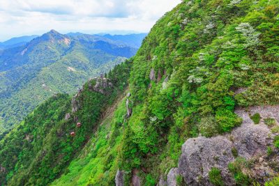 御在所ロープウエイの写真「富士見岩展望台から眺める鎌ヶ岳と新緑の御在所岳」