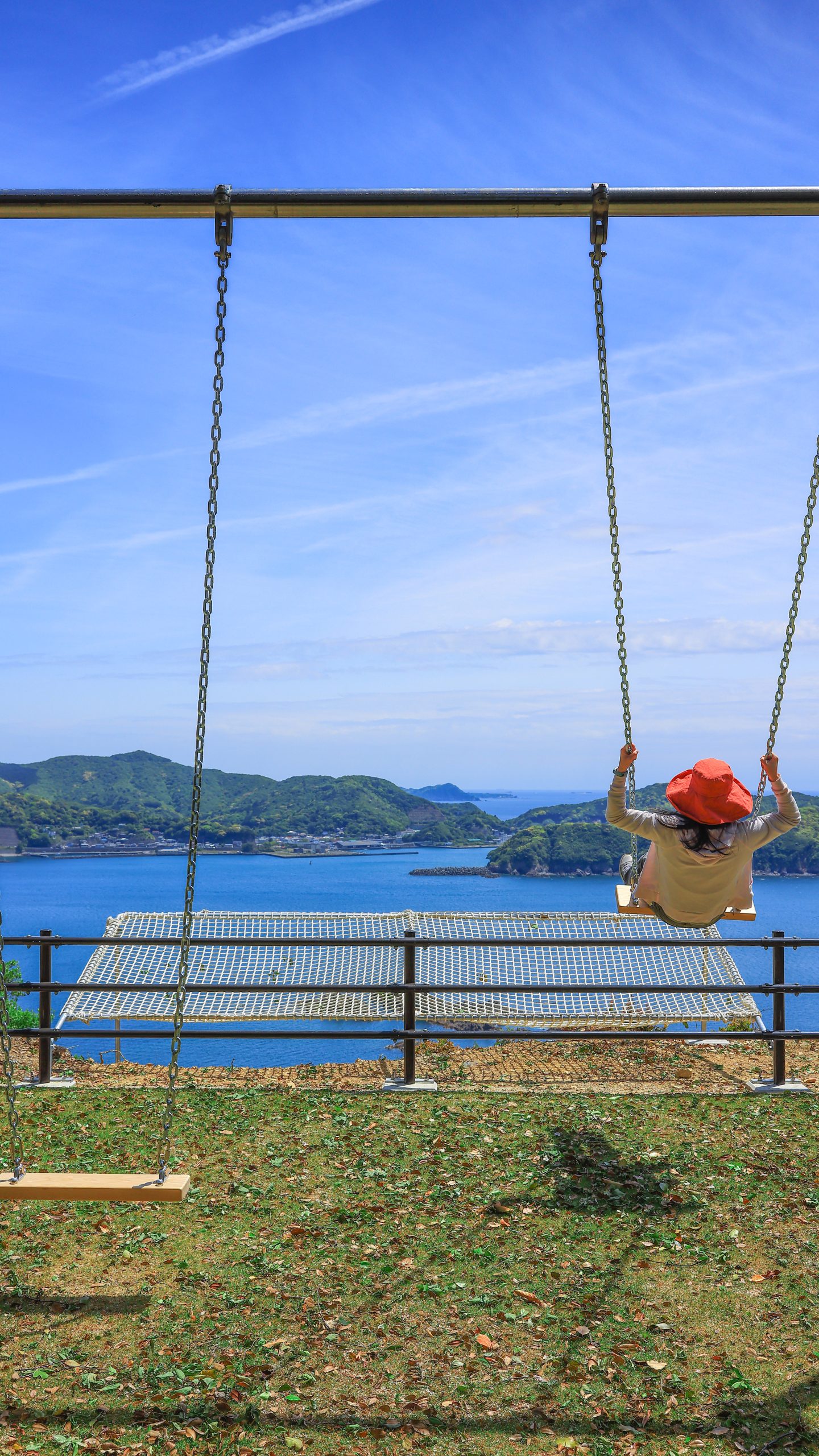 無料スマホ壁紙 まるでハイジの気分。AndroidとiPhoneに対応した4K高画質の無料待ち受け画像。三重県南伊勢町の南海展望広場の絶景ブランコで撮影したフリー写真素材