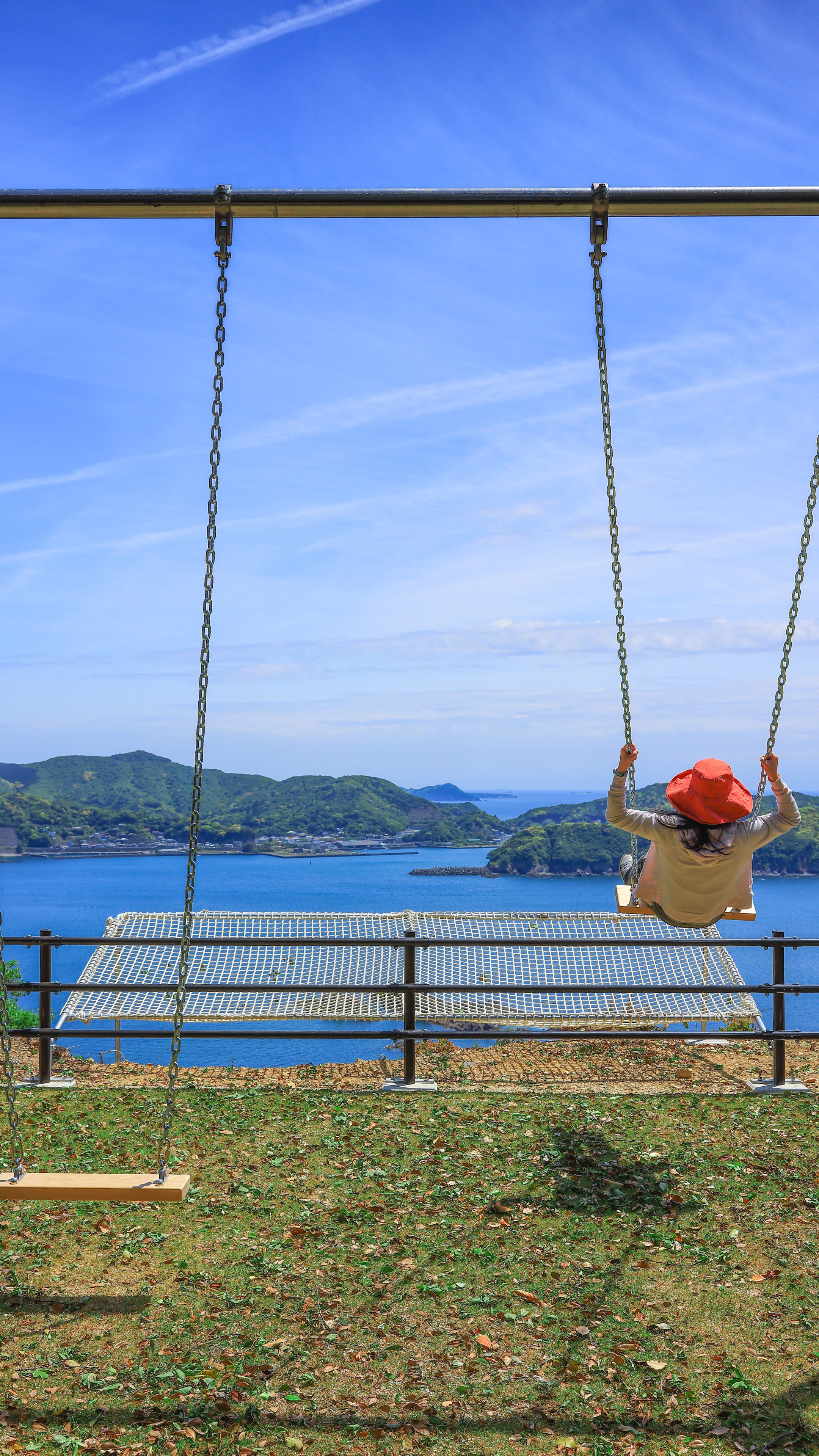 無料スマホ壁紙 まるでハイジの気分。AndroidとiPhoneに対応した4K高画質の無料待ち受け画像。三重県南伊勢町の南海展望広場の絶景ブランコで撮影したフリー写真素材