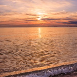 香良洲海岸の写真「今日の始まりを告げる朝陽」