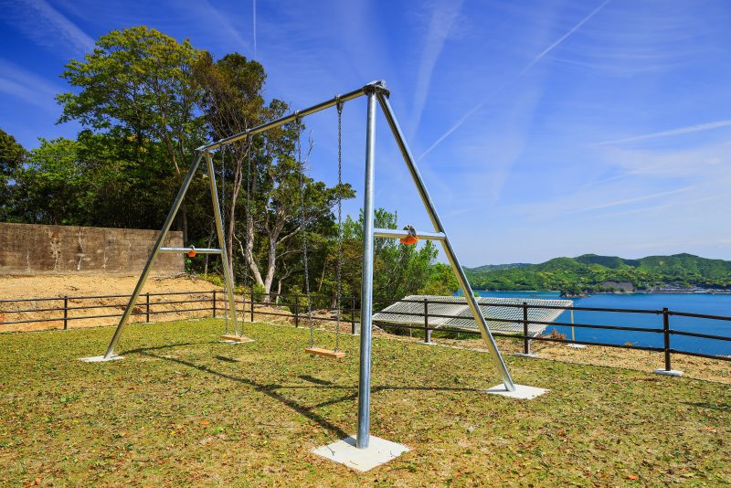 南海展望広場の絶景ブランコの写真「ブランコ全体を斜めアングルから」