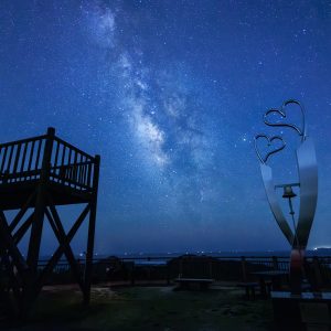 夏の天の川を展望台から眺める