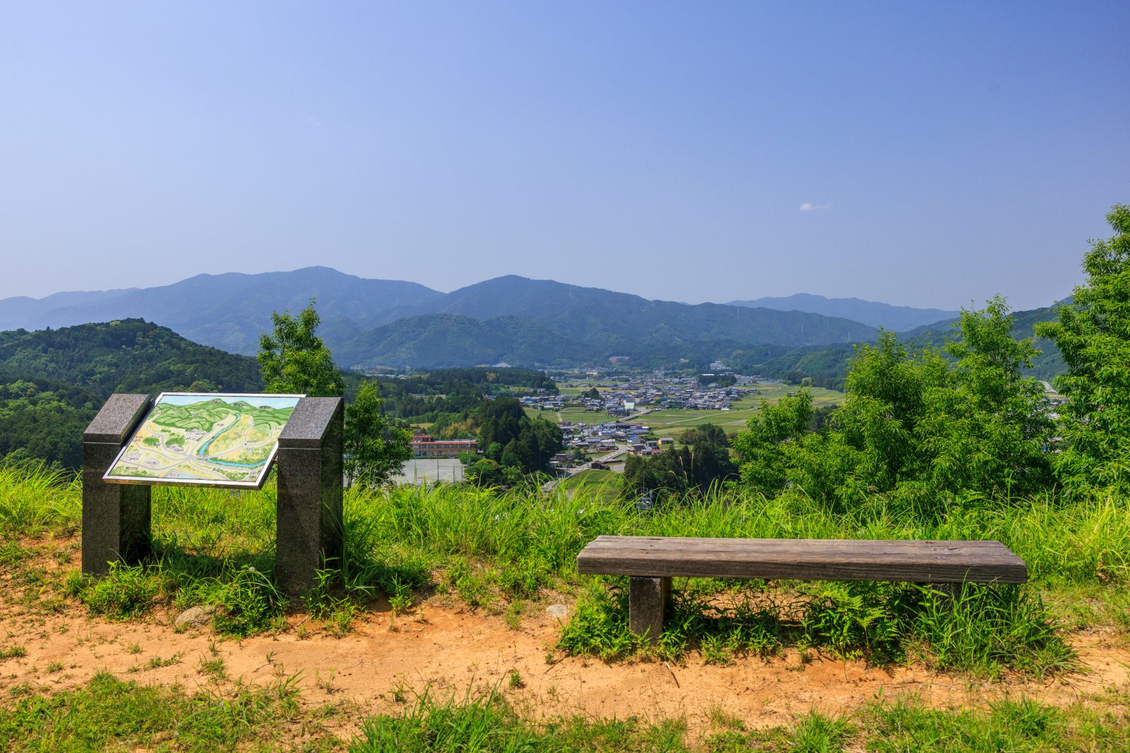 五箇篠山城跡の写真「見晴台とベンチ」