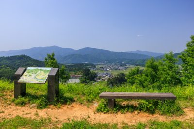 五箇篠山城跡の写真「見晴台とベンチ」