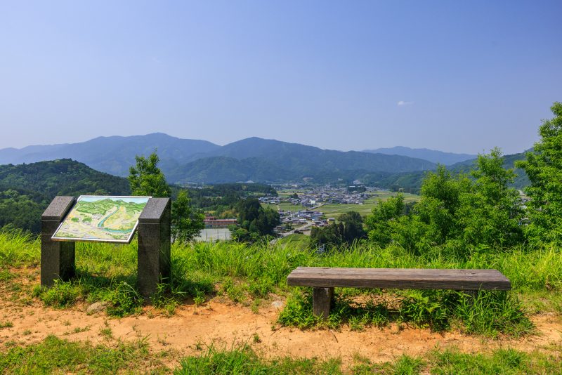 五箇篠山城跡の写真「見晴台とベンチ」