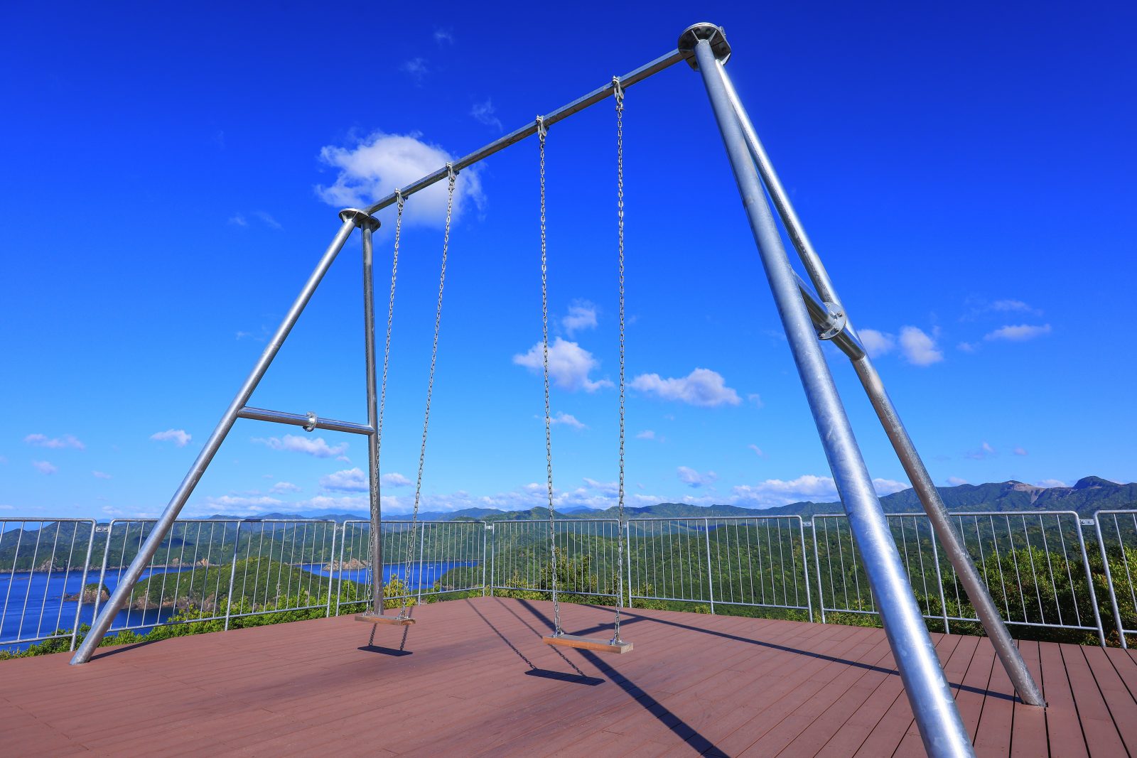 たちばな展望台 天空のブランコの写真「初夏の青空」