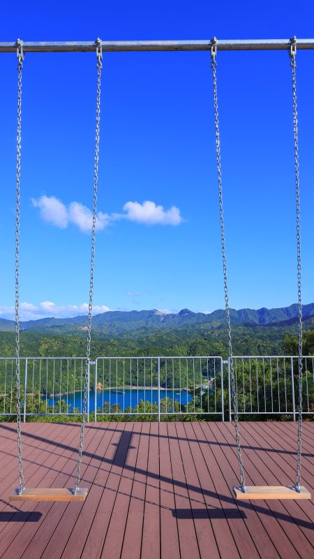 たちばな展望台 天空のブランコの写真「新緑の山々とブランコ」