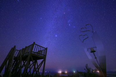 鵜倉園地の写真「見江島展望台の上空で輝く冬の天の川」
