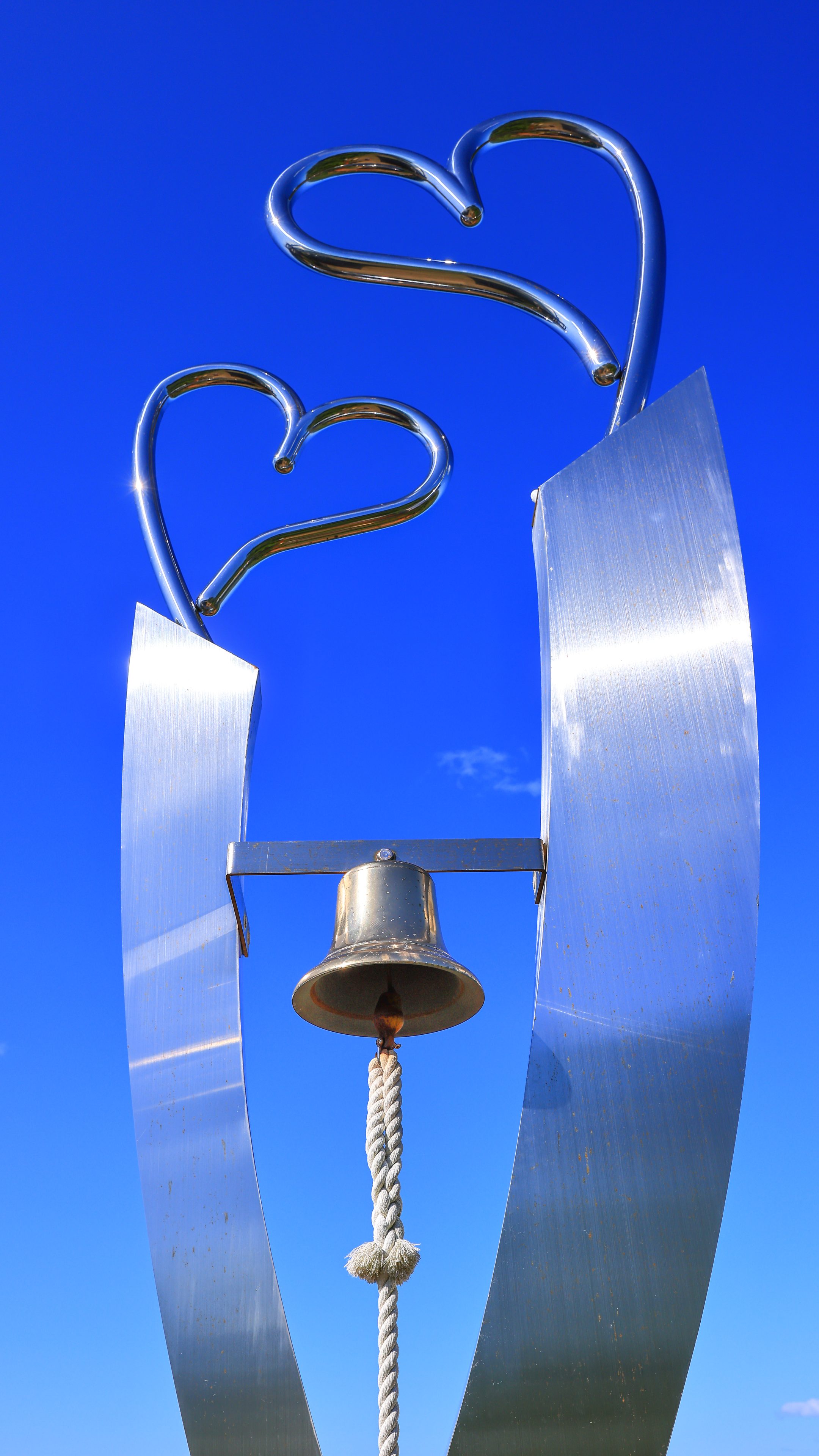 無料スマホ壁紙 ハートのオブジェと鐘。AndroidとiPhoneに対応した4K高画質の無料待ち受け画像。三重県南伊勢町の見江島展望台で撮影したフリー写真素材