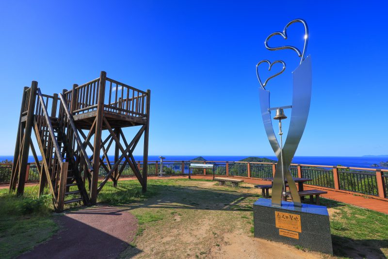 見江島展望台の写真「見晴台とハートのオブジェ」