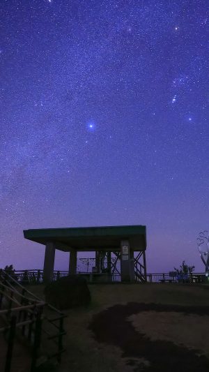 無料壁紙 冬の天の川と見江島展望台の広場。PCとデスクトップ壁紙に最適な4K高画質の無料壁紙。三重県南伊勢町の鵜倉園地で撮影したフリー写真素材