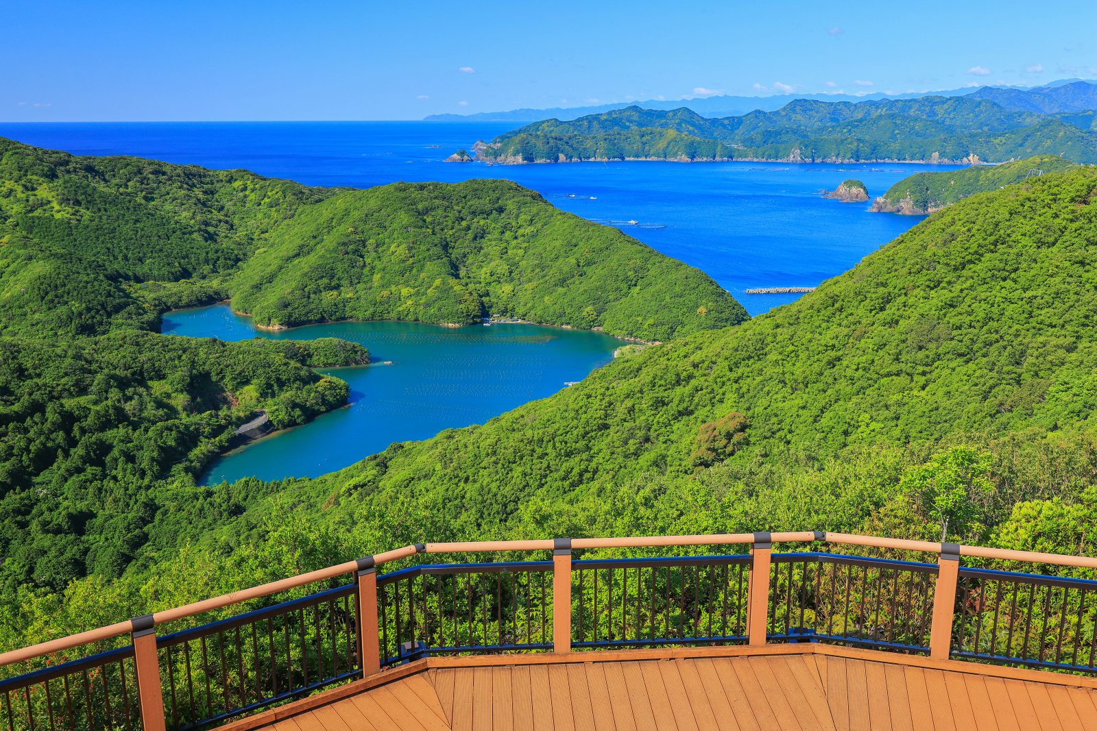 見江島展望台の写真「見晴台から眺めるハートの入江とリアス海岸」