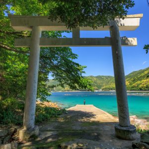 鳥居と青い海