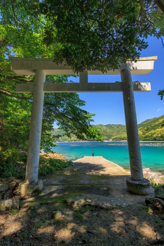 阿古師神社の写真「鳥居と青い海」