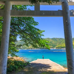 阿古師神社の写真「鳥居から眺める青い海」